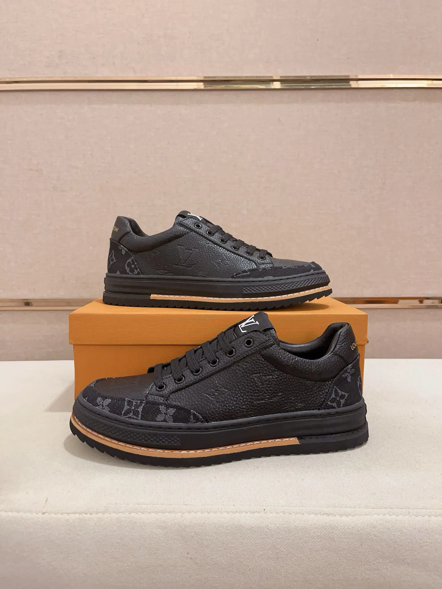 Men's shoes💰 400💰Louis Vuitton (Louis Vuitton/LV) top 🔍🔍 new models are on sale at the same time, the upper 🇮🇹 imported first-layer cowhide from Italy, fully imported sheepskin lining 💪💪, completely 1⃣️ to 1 ⃣️Re-engraved🇮🇹💪💪, ⚠Sole: The original sole is specially provided by the original factory, the exclusive movable molded sole is super comfortable, ⚠The original factory follows the order, 🔍🔍high quality, you can enter and exit the counter at will, welcome to compare⚠. Code number: 38-44. Can be customized for 45 non-refundable!